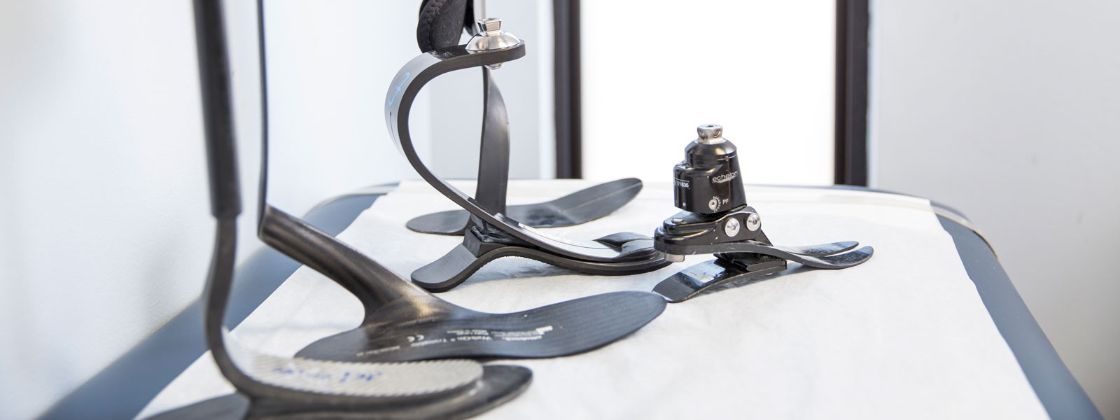 Prosthesis Rebate  : The Femoral Component, The Tibial Component, And The Plastic Spacer (Polyethylene).